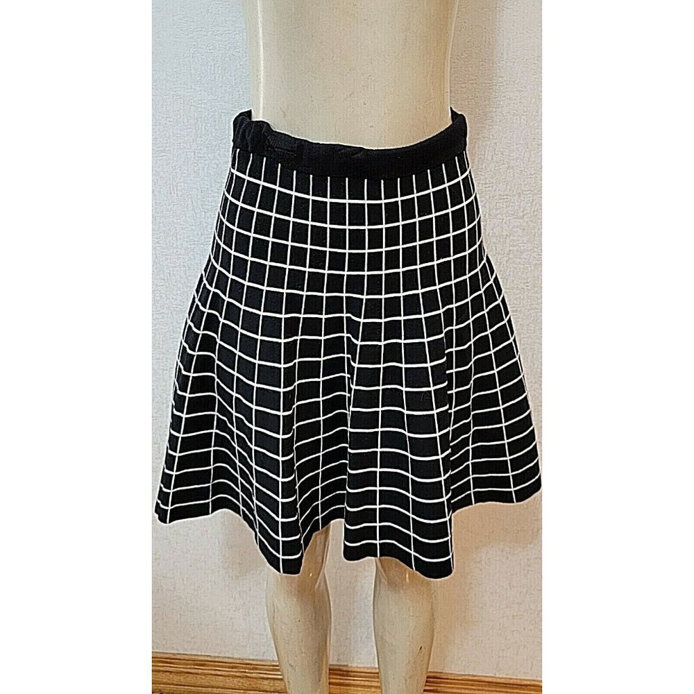 CARMEN MARC VALVO  STRETCH PLAID BLACK/WHITE SKIRT SIZE S # 337